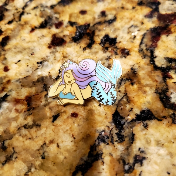 🧜🏼‍♀️mermaid enamel pin - Picture 3 of 6
